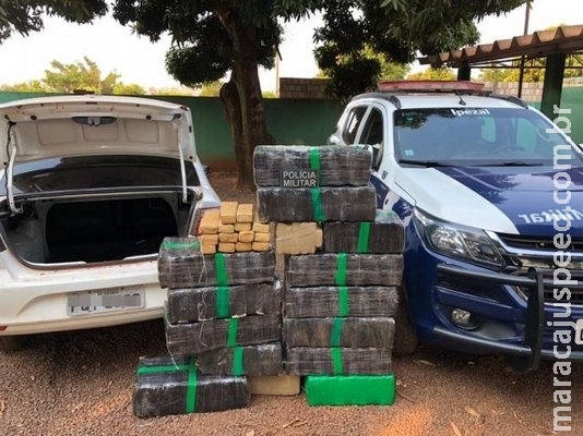 Após perseguição, traficante abandona carro com 300 quilos de maconha