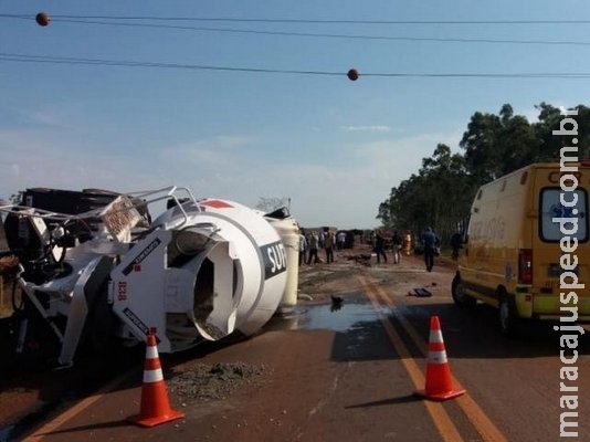 Batida entre caminhão e caminhonete deixa um morto e dois feridos na 163 Batida entre caminhão e caminhonete deixa um morto e dois feridos na 163
