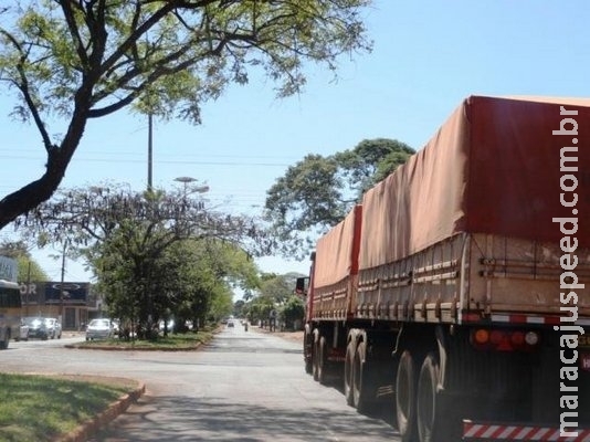 Caminhoneiros aproveitam falta de fiscalização e “invadem” ruas centrais Caminhoneiros aproveitam falta de fiscalização e “invadem” ruas centrais