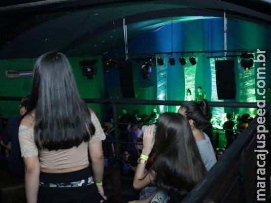Cansada de ver a filha no celular, mãe faz festa proibida para maiores de 18
