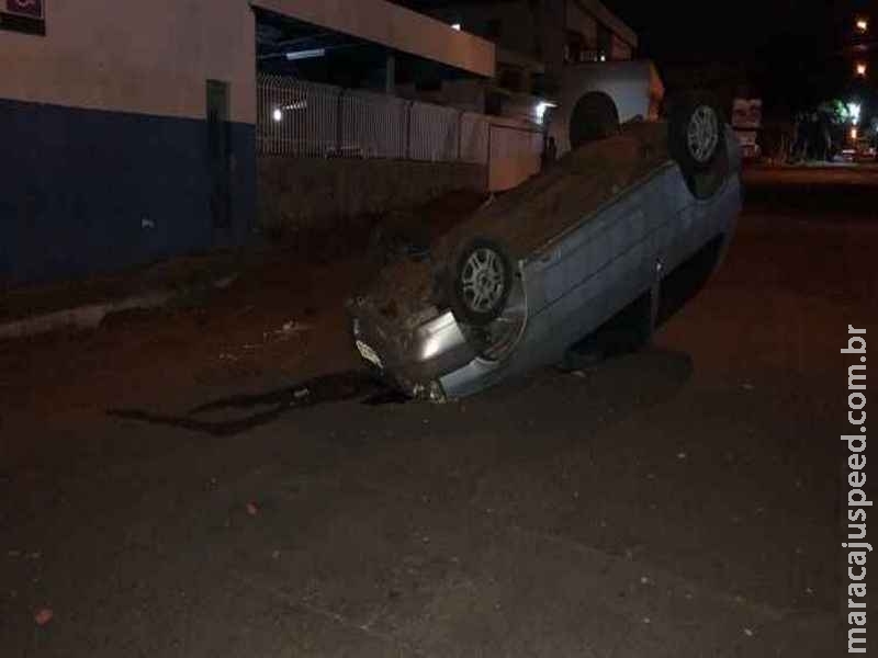 Carro capota em monte terra de recapeamento do Exército na Capital