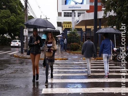 Chuva não deve dar trégua neste sábado e previsão alerta para tempestades