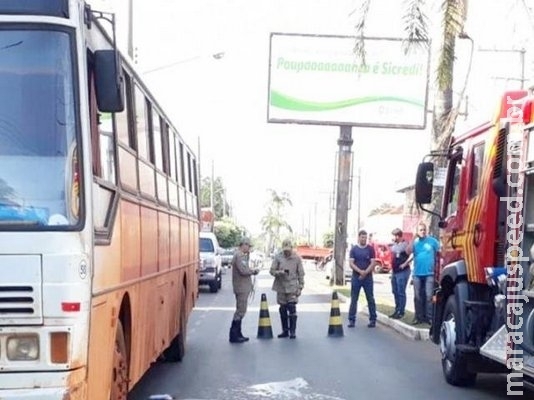 Ciclista de 52 anos morre depois de cair e parar debaixo de ônibus Ciclista de 52 anos morre depois de cair e parar debaixo de ônibus