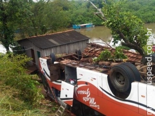 Cinco foram socorridos de ônibus que caiu em ribanceira, 1 em estado grave Cinco foram socorridos de ônibus que caiu em ribanceira, 1 em estado grave