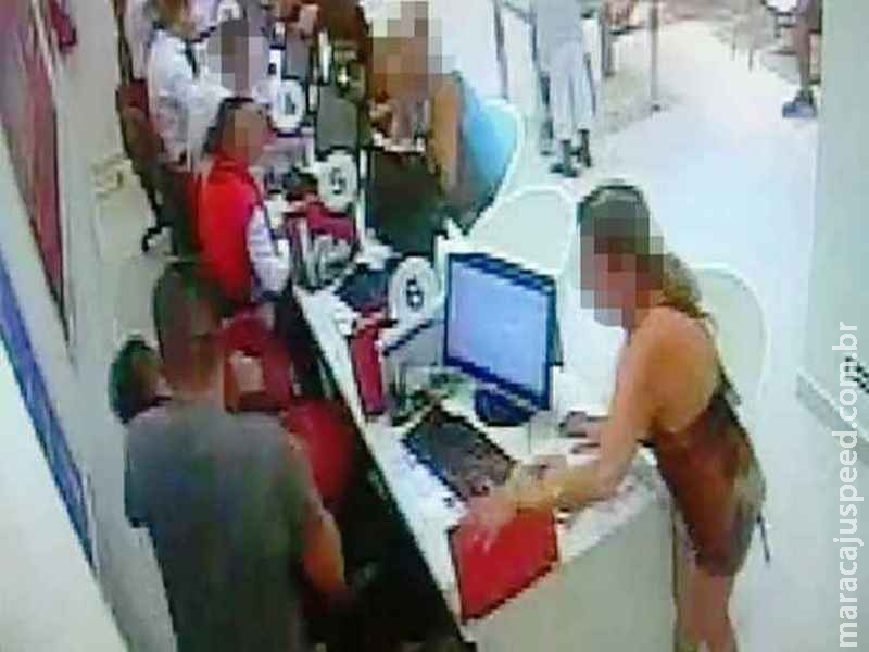 Cliente espanca vendedor por não conseguir cancelar linha de celular