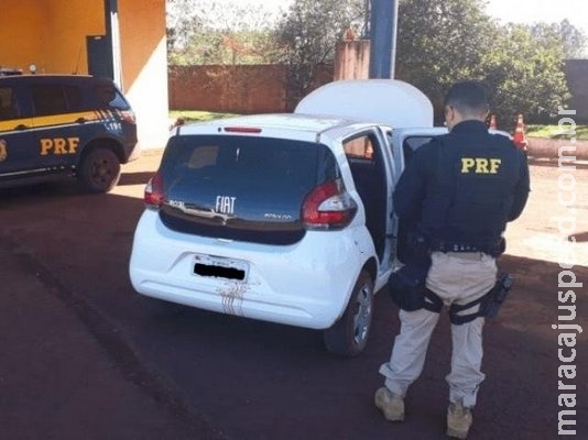 Com carro roubado e drogas, dupla é presa após tentar fugir a pé da PRF