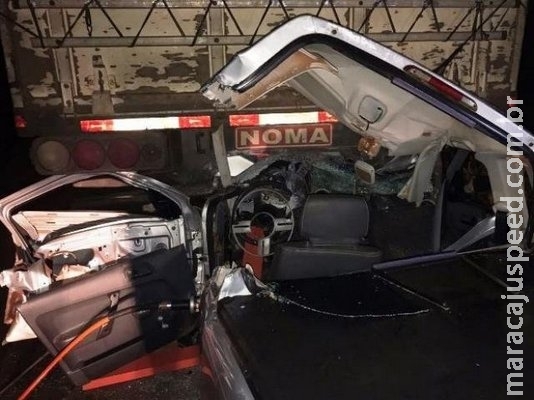 Condutor fica em estado grave após colidir picape em carreta na MS-141 Condutor fica em estado grave após colidir picape em carreta na MS-141