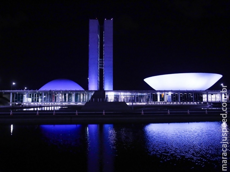 Congresso iluminado de azul alerta para doença rara que ataca o sistema nervoso Congresso iluminado de azul alerta para doença rara que ataca o sistema nervoso