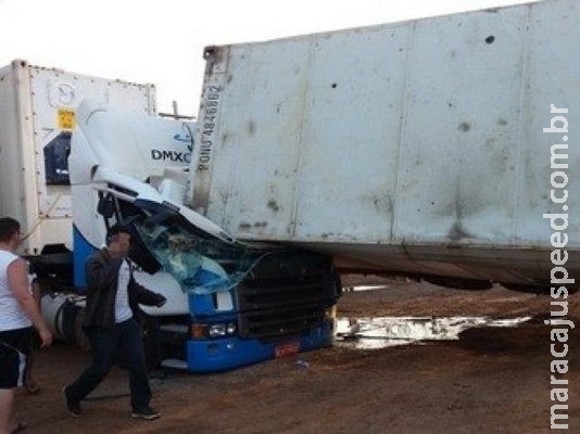 Contêiner cai sobre carreta e mata manobrista em frigorífico