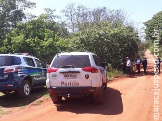 Corpo com marca de tiro na nuca é encontrado dentro de córrego