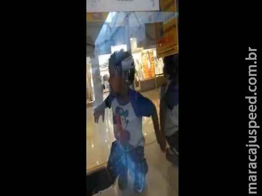 Criança fica presa em máquina de brinquedos desativada em shopping Criança fica presa em máquina de brinquedos desativada em shopping
