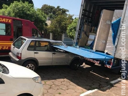 Direção trava e condutor fica ferido ao colidir carro em rampa de caminhão Direção trava e condutor fica ferido ao colidir carro em rampa de caminhão