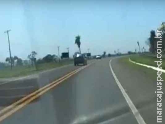 Dirigindo em zigue-zague em rodovia, motorista bêbado é detido por populares e vai preso