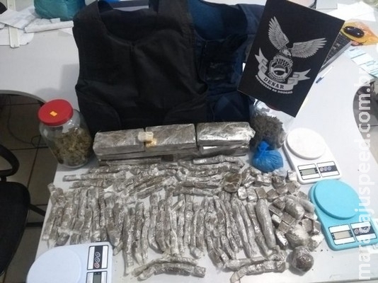 Dupla é presa em flagrante com coletes balísticos, maconha e objetos para o preparo da droga, diz polícia