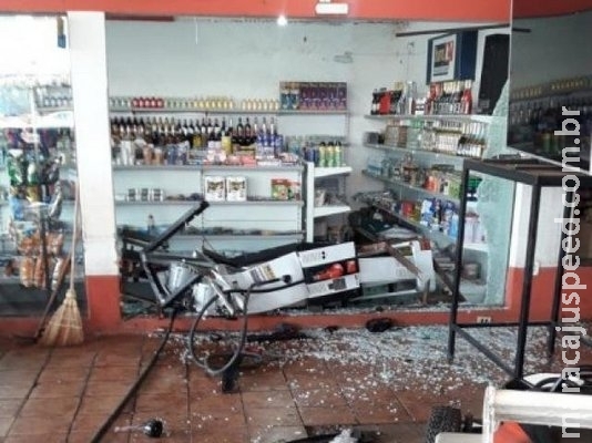 Embriagado, motorista invade posto, arranca bomba de combustível e destrói loja