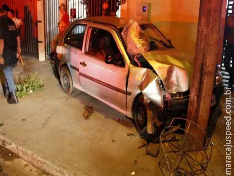 Embriagado, motorista perde controle e bate contra poste em rua