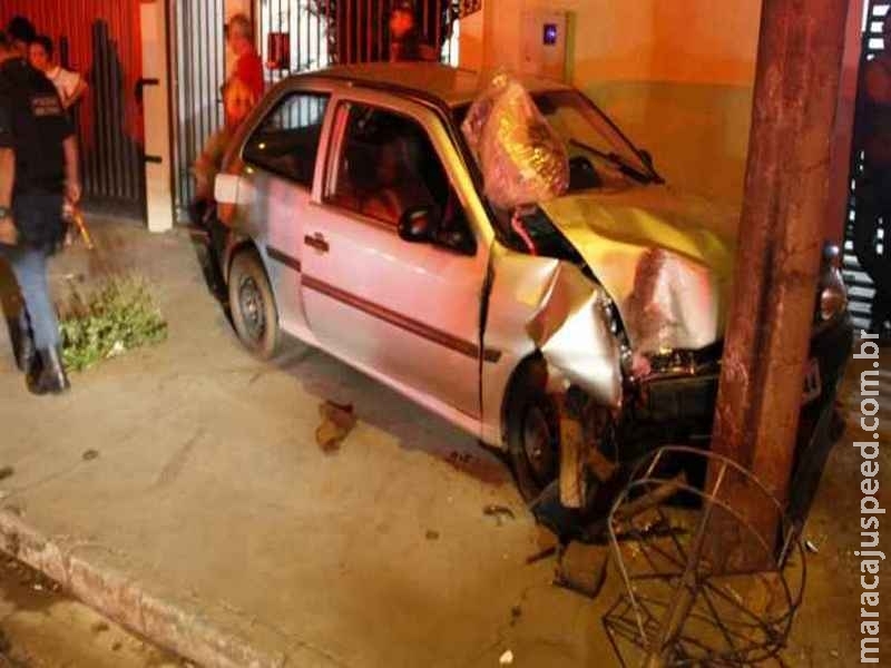 Embriagado, motorista perde controle e bate contra poste em rua Embriagado, motorista perde controle e bate contra poste em rua