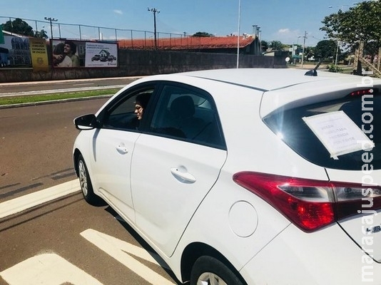 Estudante recém-habilitada pede paciência a motoristas com bilhete: Estudante recém-habilitada pede paciência a motoristas com bilhete: