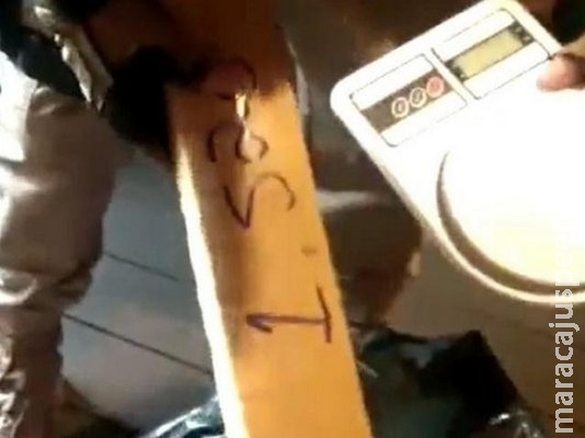 Flagrante em ônibus na BR-163 leva PM até ponto de distribuição de drogas