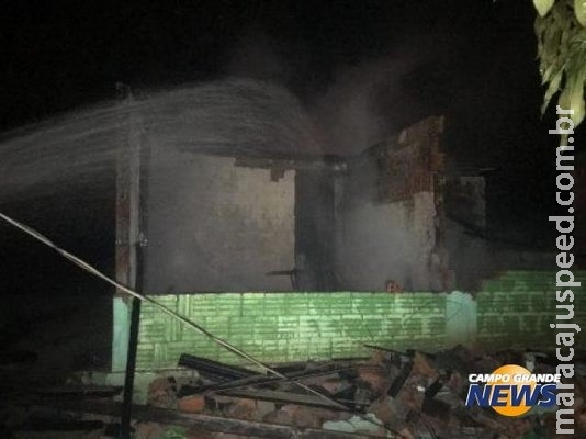 Fogo destrói residência e casal fica ferido ao tentar salvar pertences Fogo destrói residência e casal fica ferido ao tentar salvar pertences