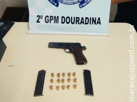 Homem diz ser segurança, mas é preso com arma de uso restrito