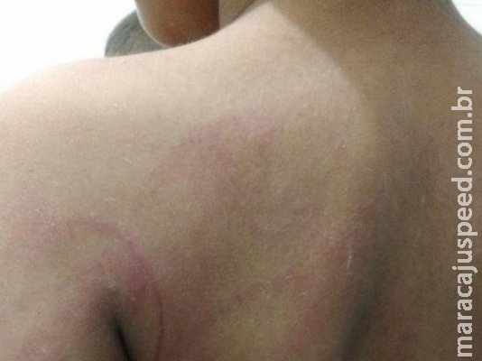 Homem é preso após manter filhos de 4 e 5 anos trancados em quarto escuro