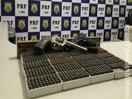 Homem é preso com drogas, armas argentinas e centenas de munições em rodovia de MS