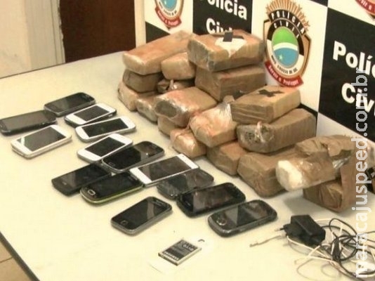 Homem foge após lançar droga e 14 celulares para dentro de presídio