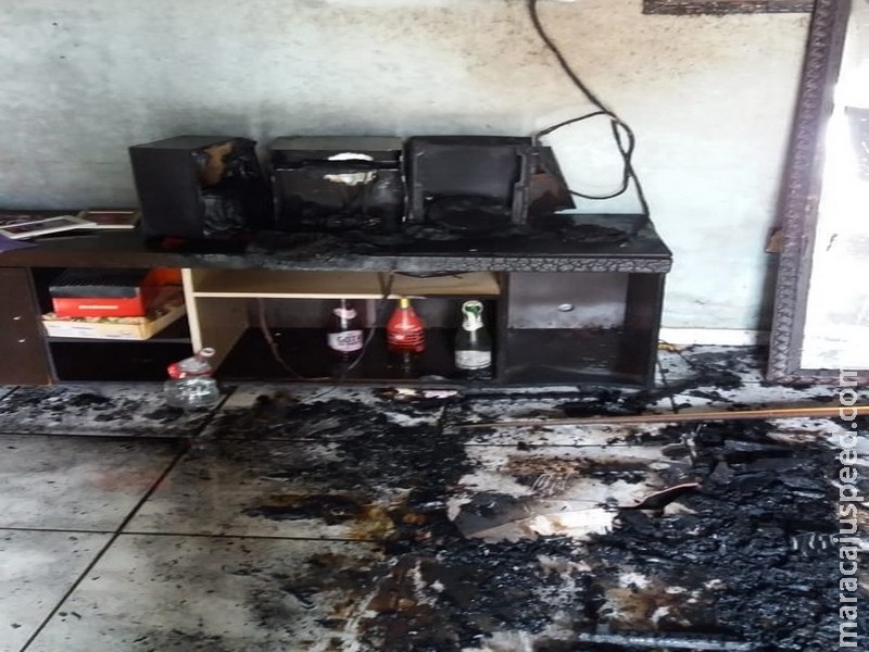 Incêndio destrói móveis de residência em MS e suspeita é de sobrecarga em tomada Incêndio destrói móveis de residência em MS e suspeita é de sobrecarga em tomada