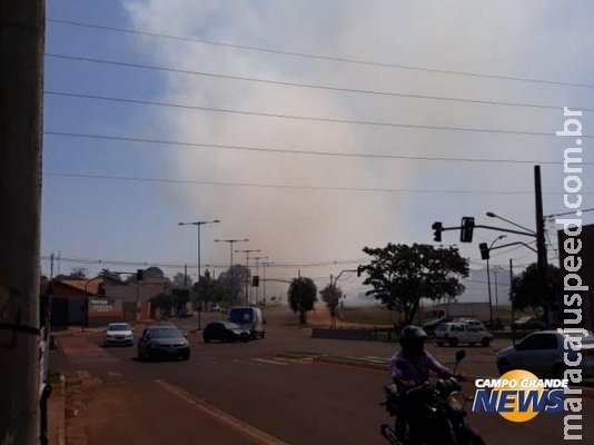 Incêndio em terreno chama atenção de moradores pela altura da fumaça