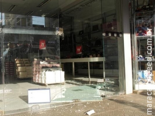 Ladrões quebram porta da loja Anita, furtam pares de tênis e acabam presos Ladrões quebram porta da loja Anita, furtam pares de tênis e acabam presos