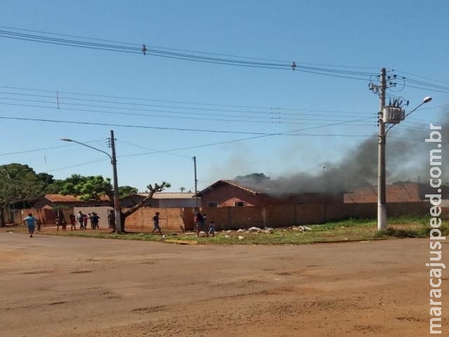 Maracaju: Bombeiros atendem de ocorrência de incêndio em residência na Vila Juquita. Filho de moradora foi autor do incêndio Maracaju: Bombeiros atendem de ocorrência de incêndio em residência na Vila Juquita. Filho de moradora foi autor do incêndio