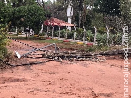 Mau tempo derruba poste e deixa moradores sem energia em chácaras