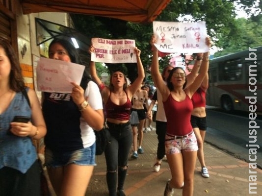 Meninas vão para rua protestar contra o assédio dentro das escolas Meninas vão para rua protestar contra o assédio dentro das escolas