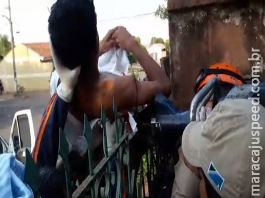 Menino fica espetado em lança de grades ao tentar pular muro da casa dele em MS, diz Corpo de Bombeiros Menino fica espetado em lança de grades ao tentar pular muro da casa dele em MS, diz Corpo de Bombeiros