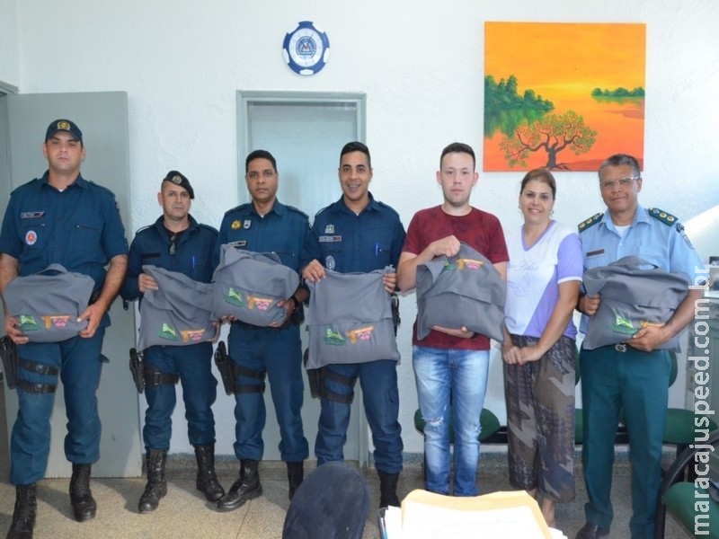 Militares e civis de Maracaju recebem o Kit Bombeiros através das mãos da 1ª Dama Leila Azambuja