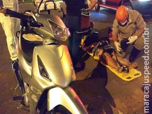 Motorista atravessa cruzamento, deixa motociclista ferida e foge sem prestar socorro