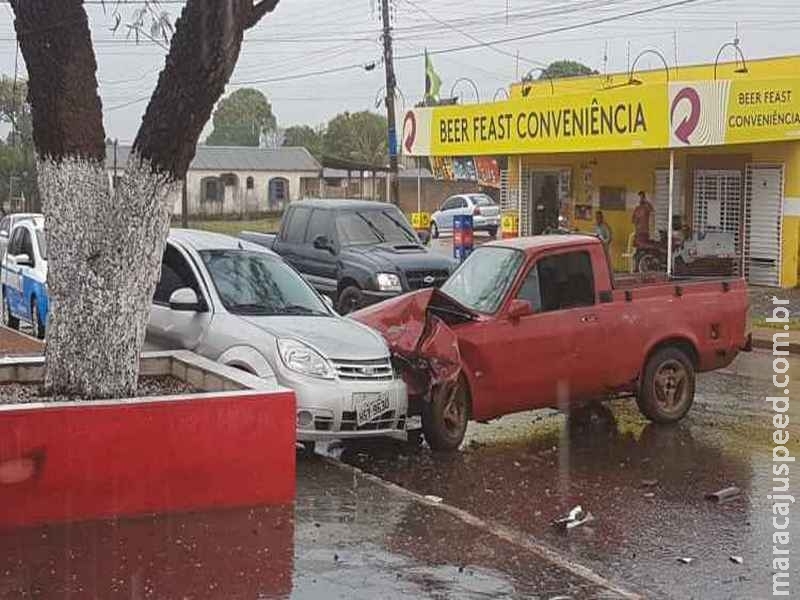 Motorista tenta atropelar mulher, bate carro, ameaça testemunhas e foge