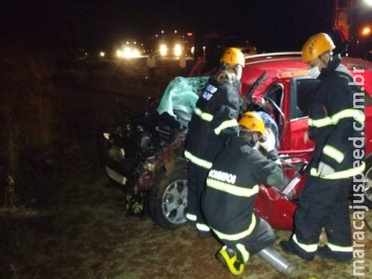 Mulher fica em estado grave e motorista de ônibus preso nas ferragens em acidente