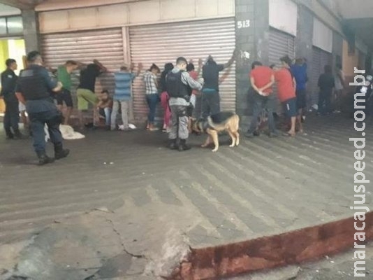 Operação com o apoio de cães tem prisão e usuários flagrados com droga