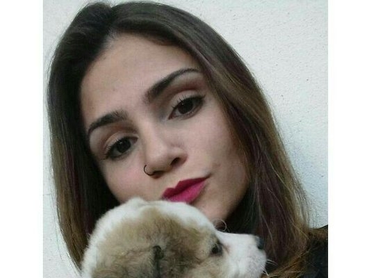 Passageira de moto morre após condutora bater na traseira de carro Passageira de moto morre após condutora bater na traseira de carro