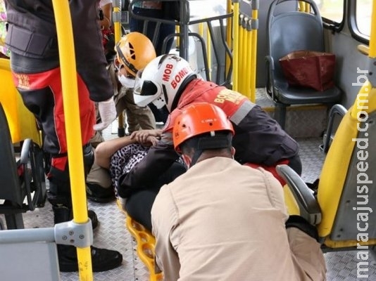 Passageiras ficam feridas em acidente entre ônibus e carro na Afonso Pena