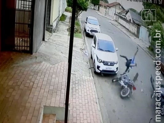 Pedreiro em moto para embaixo de carro em acidente quando seguia para o trabalho