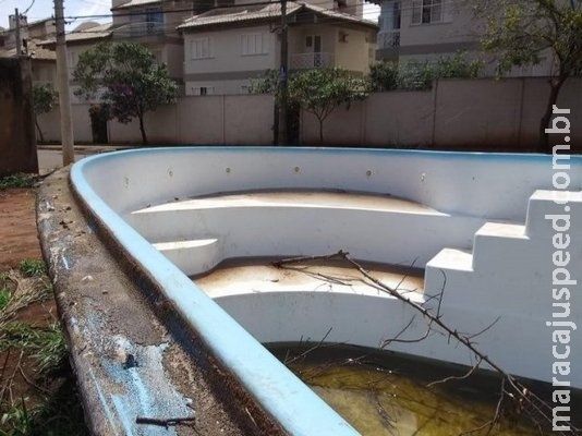 Piscina abandonada pode gerar multa de até R$ 8,9 mil, diz prefeitura Piscina abandonada pode gerar multa de até R$ 8,9 mil, diz prefeitura