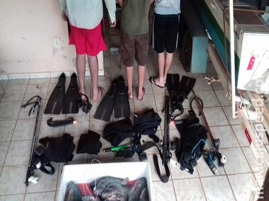 PMA autua três pescadores por pesca subaquática ilegal e apreende barco e equipamentos de mergulho PMA autua três pescadores por pesca subaquática ilegal e apreende barco e equipamentos de mergulho