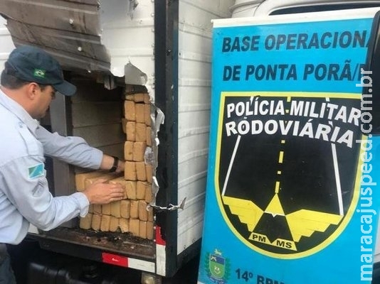 Polícia apreende armas, munições e maconha em fundo falso de caminhão