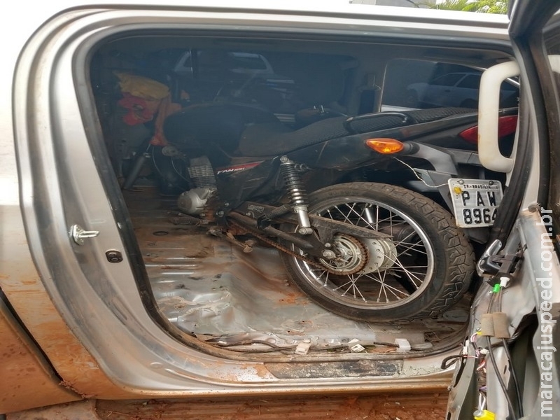Polícia apreende moto roubada dentro de caminhonete; motorista fugiu