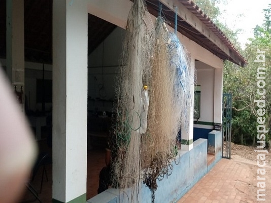 Polícia apreende redes e anzóis de galho no Rio Taquari Polícia apreende redes e anzóis de galho no Rio Taquari