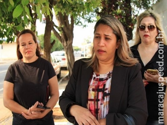 Professora acusada de ofender alunos volta à escola e pais se revoltam Professora acusada de ofender alunos volta à escola e pais se revoltam