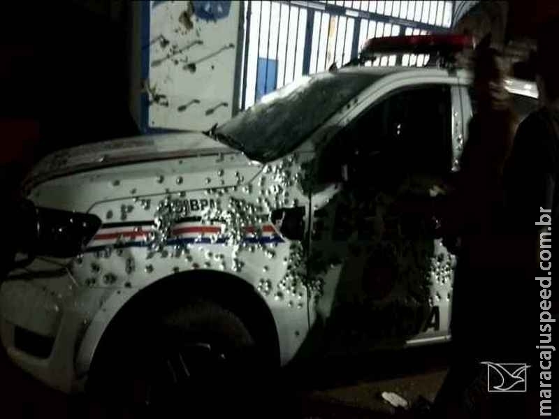 Quadrilha metralha viatura policial e explode agência bancária